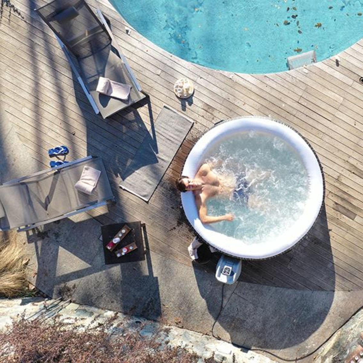 Mężczyzna relaksujący się w SPA na tarasie.